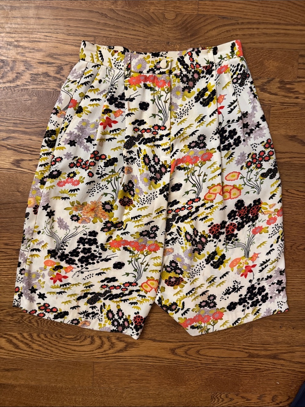 Topshop White Floral Print Flat-Front Women's Shorts size 0